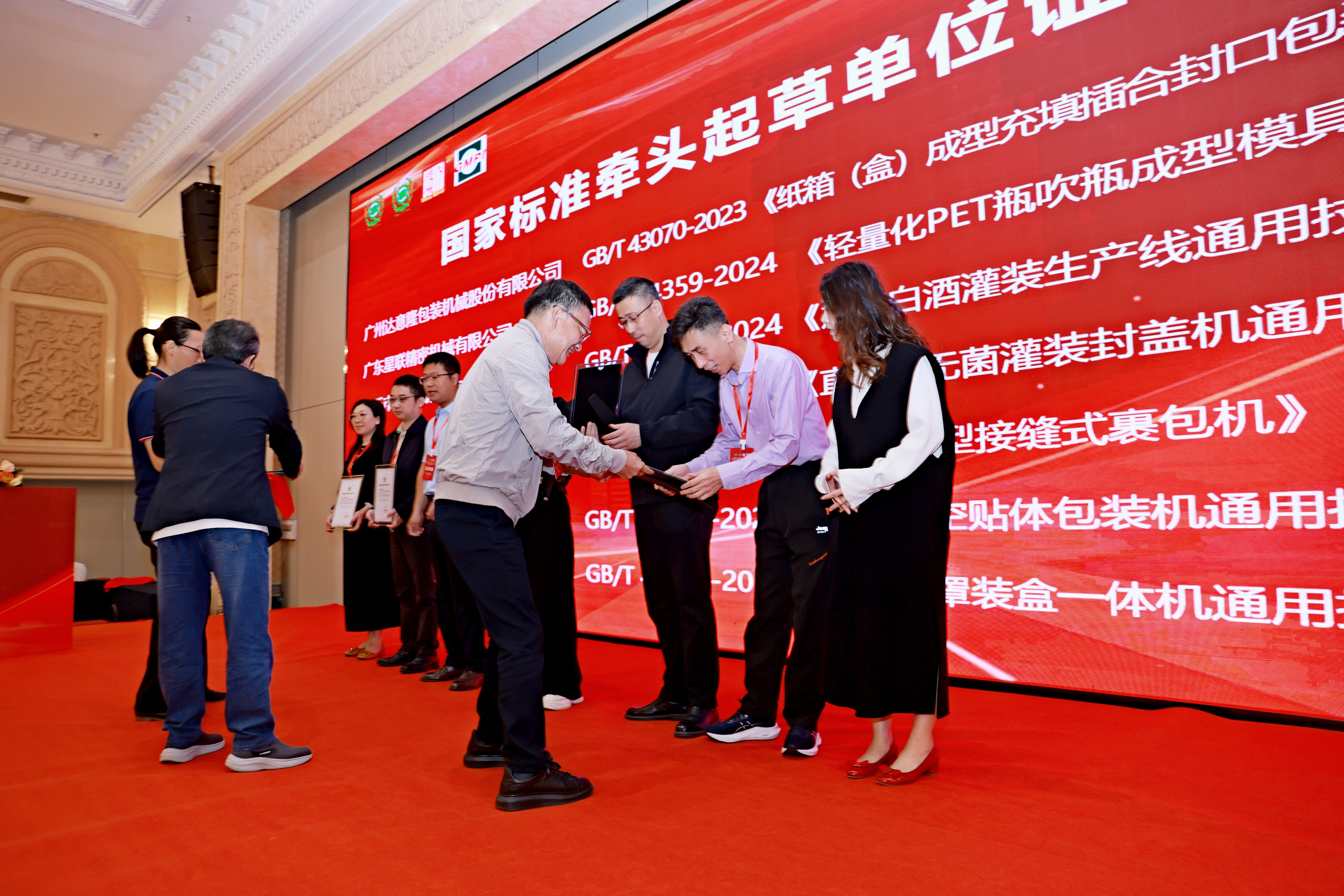 �Ա�׼���췢չ��Lewin�����װ�ٻ������Ҽ�����